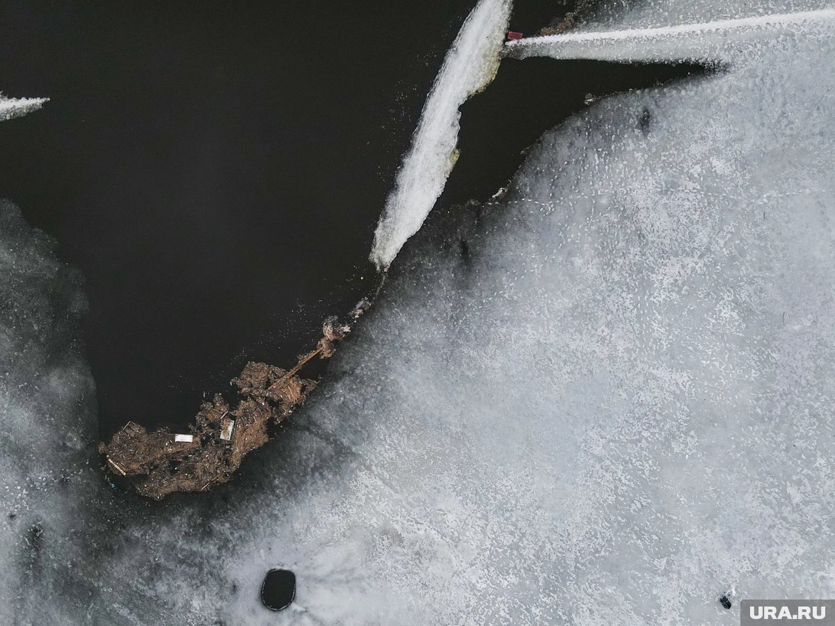     Туристы провалились под лед на УАЗ