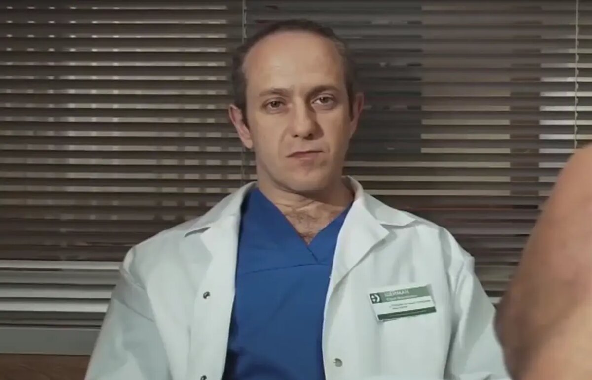    Владимир Довжик в роли нейрохирурга Юрия Шеймана. Фото: стоп-кадр из сериала «Склифосовский»