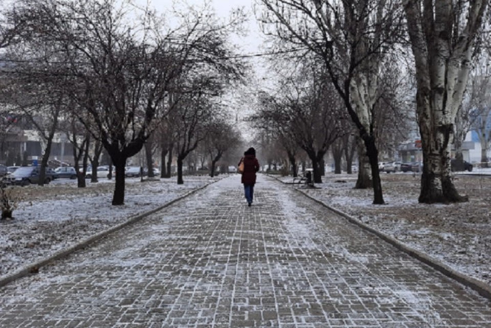    По прогнозам синоптиков, в четверг в столице ДНР ожидается пасмурная погода с осадками в виде мокрого снега и дождя Никита МАКАРЕНКОВ, Павел ХАНАРИН