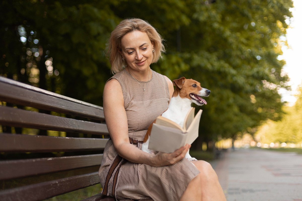 <a href="https://ru.freepik.com/free-photo/medium-shot-woman-holding-dog-park_15365619.htm">Изображение от freepik</a>