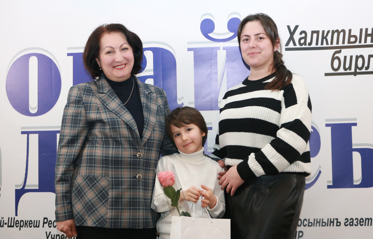 Редактор газеты «Ногай давысы» Алтынай Атуова, самый юный лауреат конкурса Мусса Найманов и его воспитательница из детсада «Эльмир» Залина Баисова. Фото Евгения КРАТОВА.