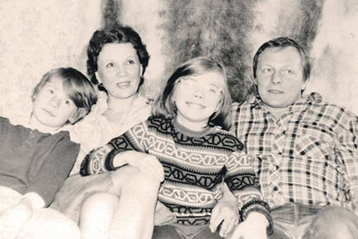    Семейный портрет: Владислав Галкин с приемным отцом Борисом и матерью Еленой.