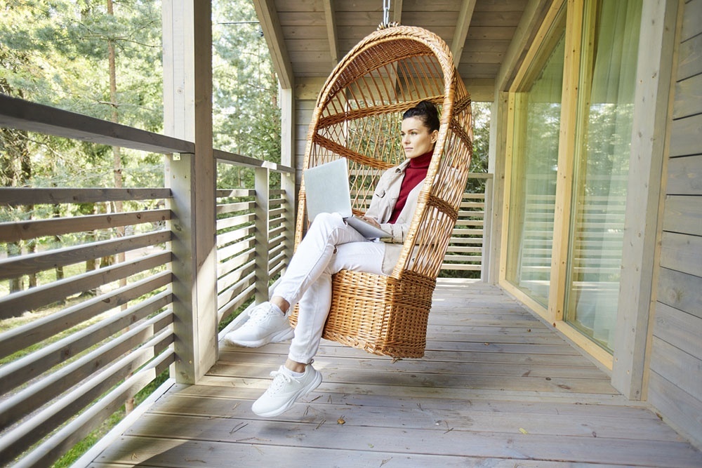    Самый простой вариант - открытая веранда. Классическое летнее решение с крышей на опорах и минимальным ограждением создает уютное пространство без лишних затрат. / Фото: iStock