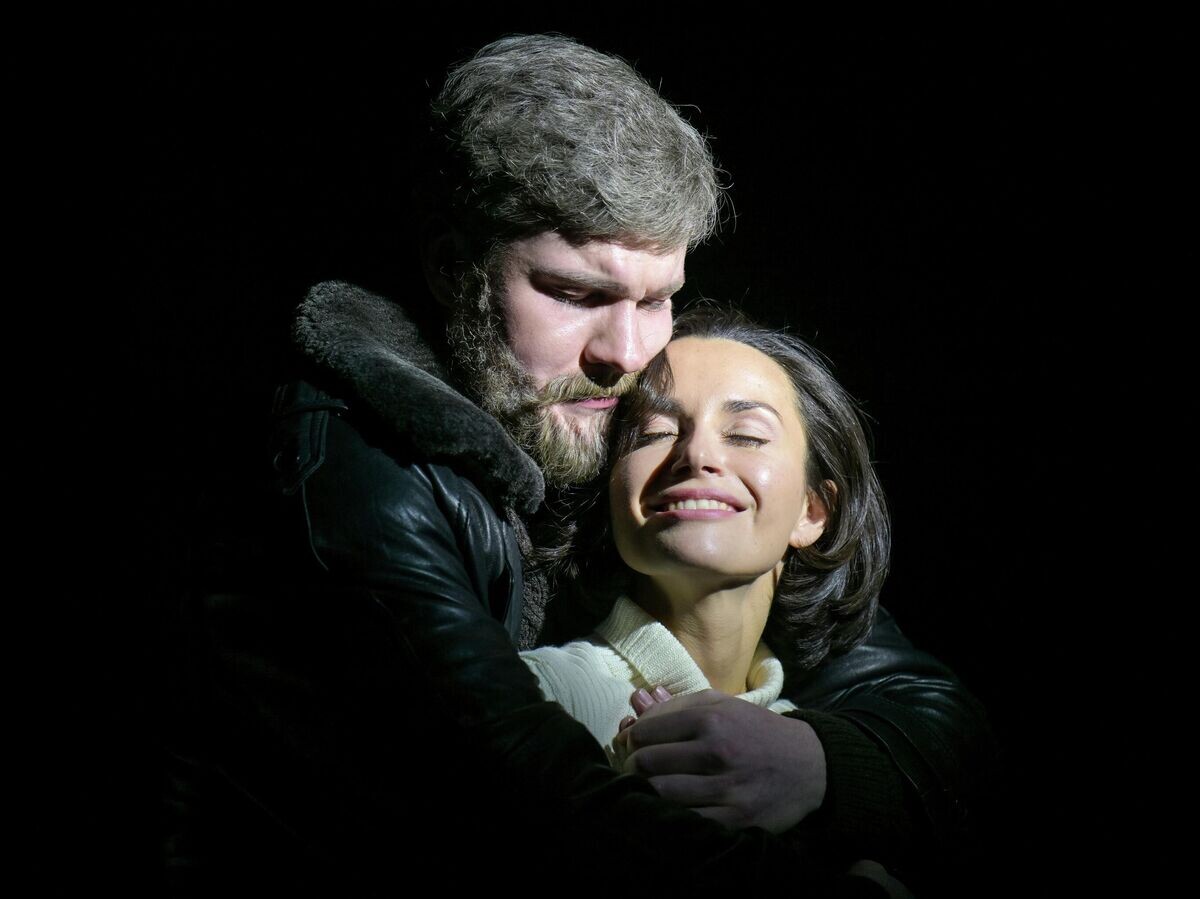 | © РИА Новости / Алексей Никольский📷Артем Гурин в роли Игнатова и Анастасия Жданова в роли Тани во время пресс-показа спектакля "Таня"