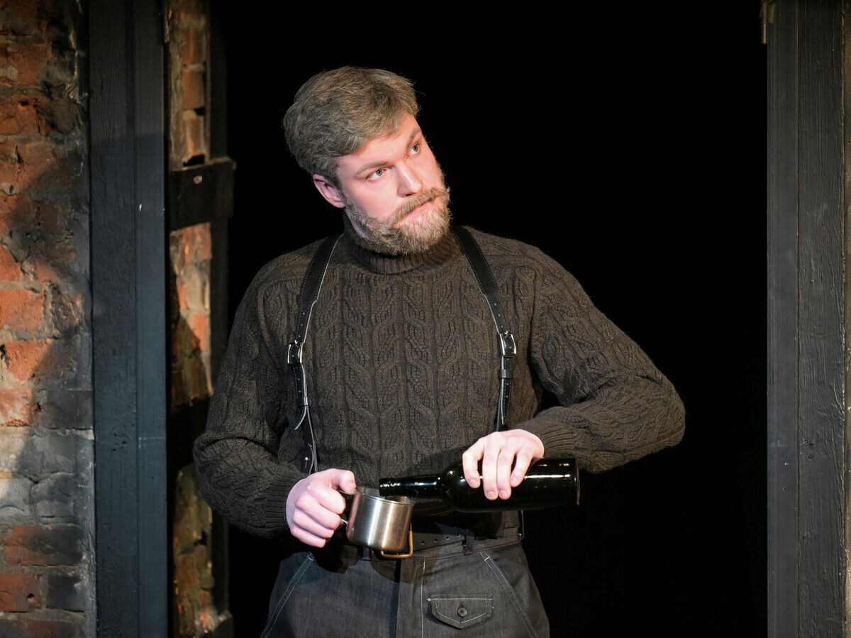 | © РИА Новости / Алексей Никольский📷Артем Гурин в роли Игнатова во время пресс-показа спектакля "Таня"