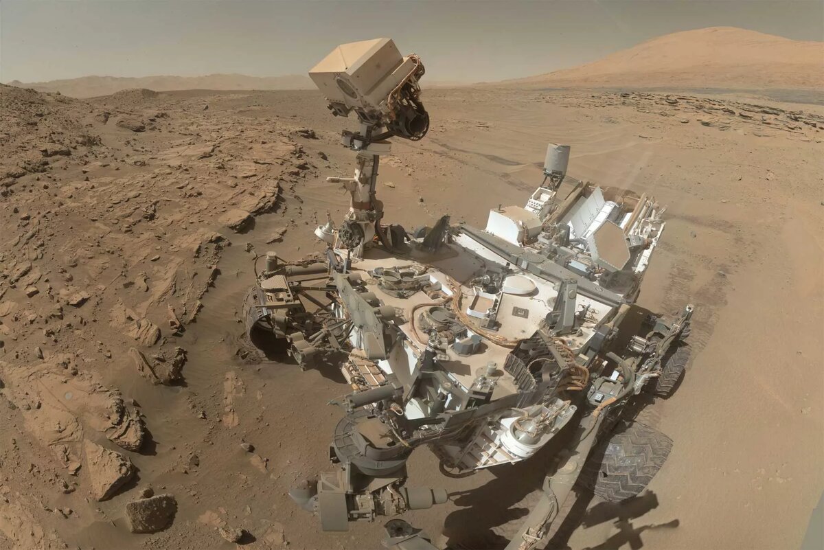 Старичок Curiosity, сделавший "селфи". Изображение в примерно естественных цветах / © NASA/JPL-Caltech
