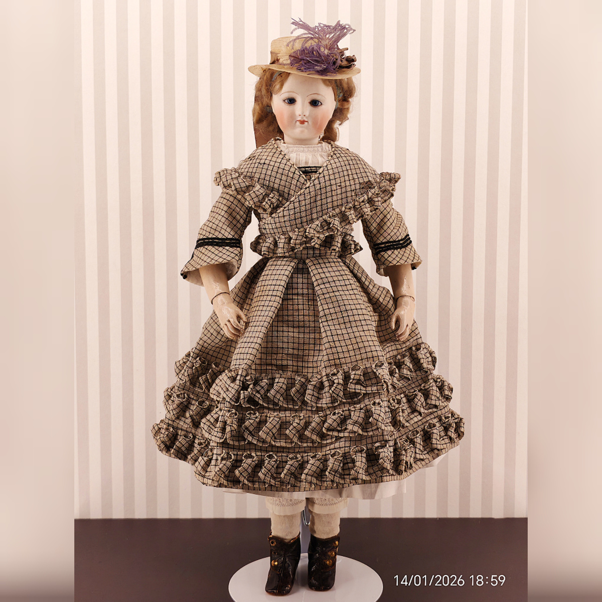 Кукла «Мадемуазель Лилли» (1863-1873), Франция, Производитель: Мадам Лаваль-Перрон, голова – Барруа. Бисквит, ткань, дерево, металл, стекло и пр. Музейно-выставочный комплекс городского округа Люберец.