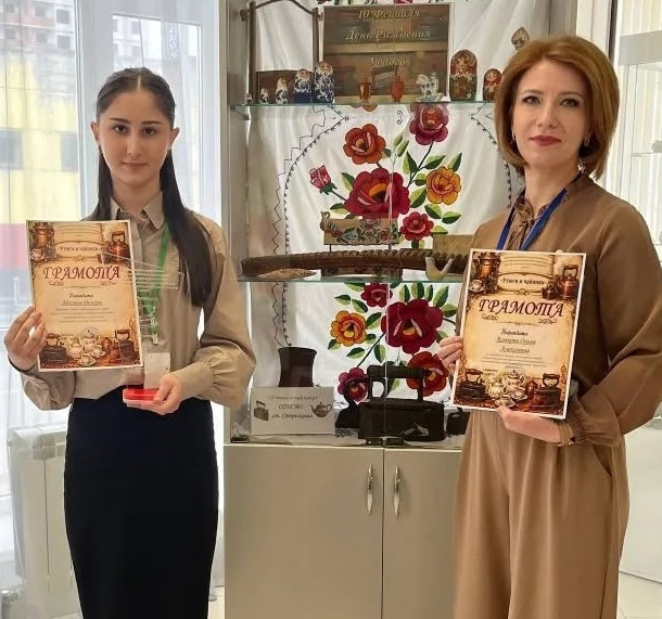 Динара Аджиева и Ольга Колкова возле экспозиции своего школьного музея