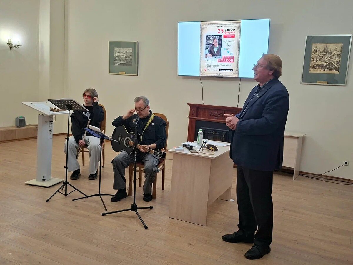 Представление гостя клуба в зрительном зале литературного музея