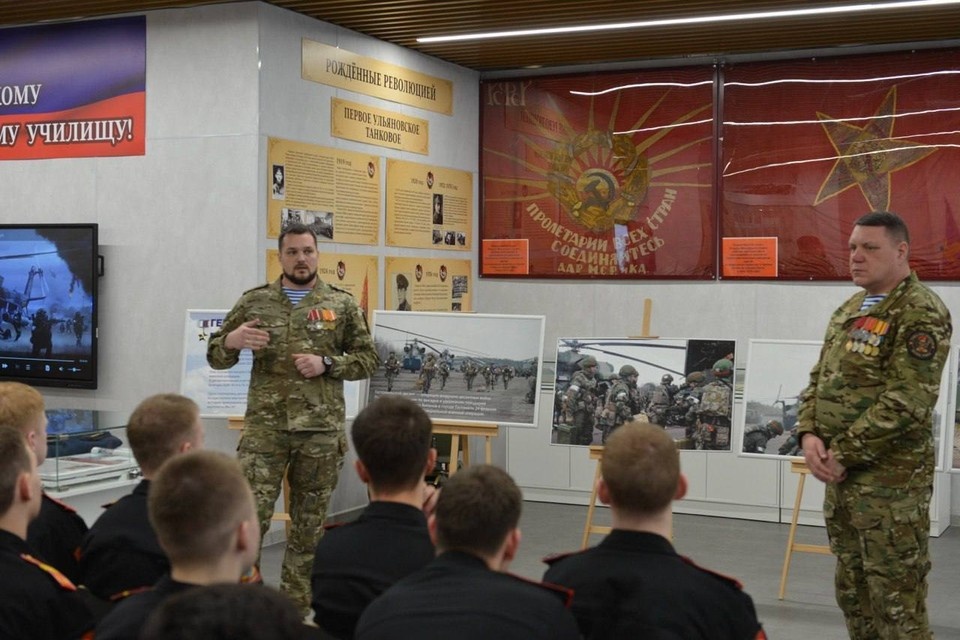    Десантники показали ульяновским суворовцам кадры легендарной высадки в Гостомеле | ФОТО: телеграм-канал КПРФ Ульяновск