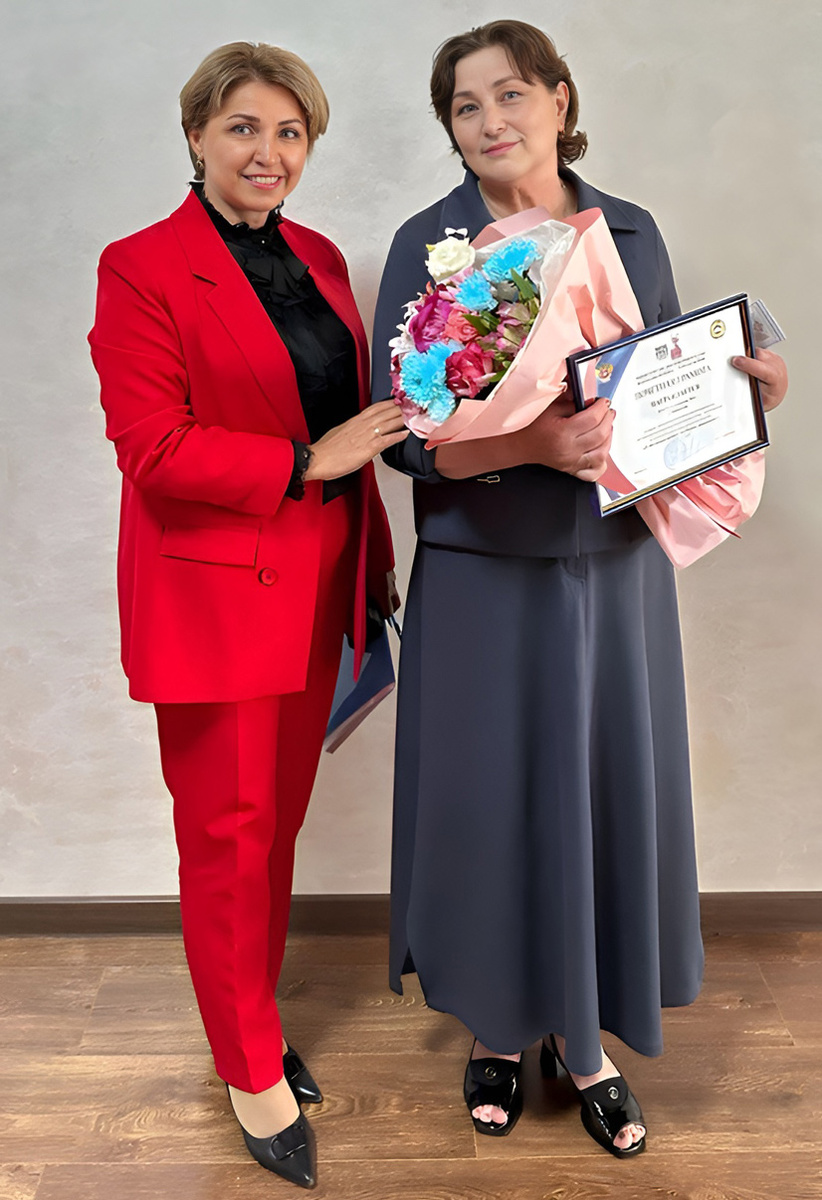 Учительница карачаево-балкарского языка Халимат Кочкарова с министром образования и науки КЧР Инной Кравченко во время вручения почётного знака «Отличник просвещения РФ»