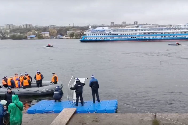    Круизный теплоход «Россия» на якоре на реке Камышинке