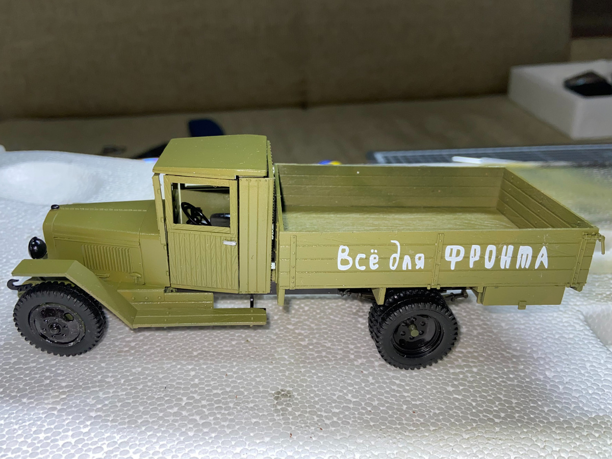 В процессе сборки и окраски модели советского малотоннажного грузовика ЗИС-5В. Масштаб: 1/35. Производитель: "Звезда" (Россия). Фото из личного архива автора © 2026 год