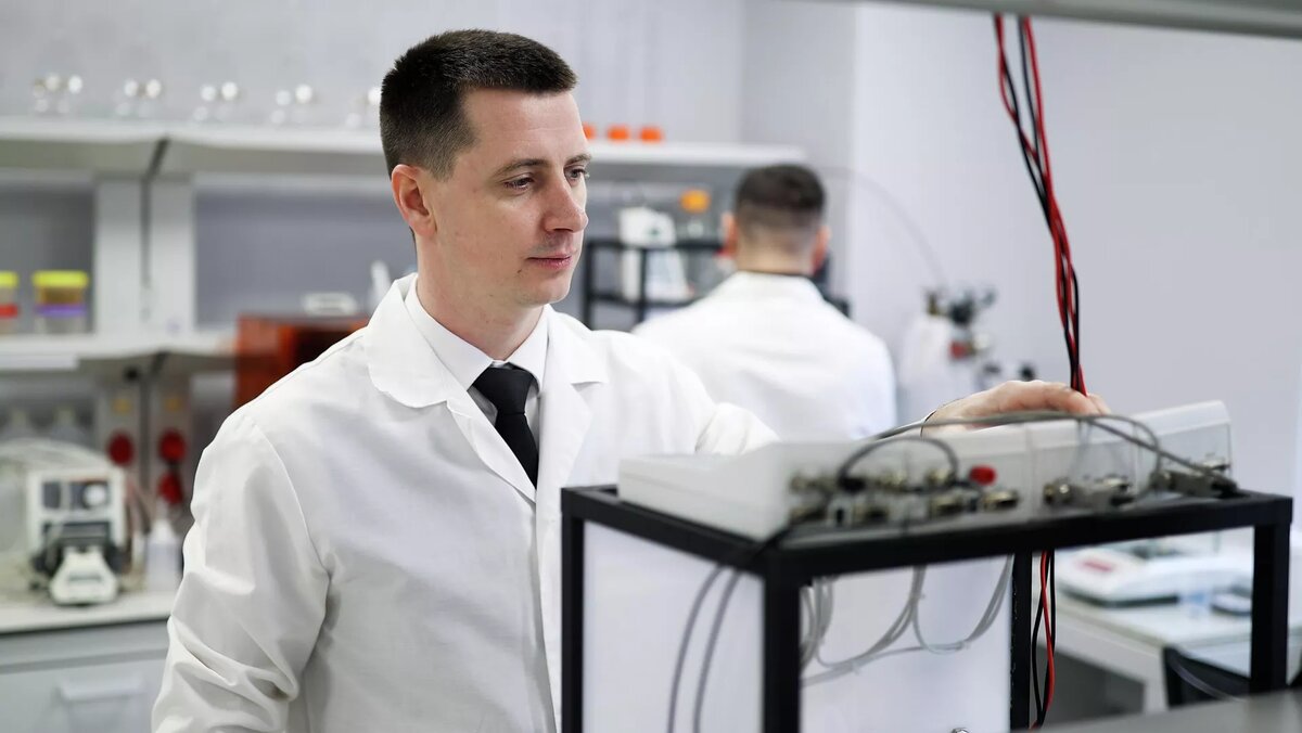 Ученый в лаборатории современных литиевых технологий, архивное фото © Sputnik / Виталий Тимкив