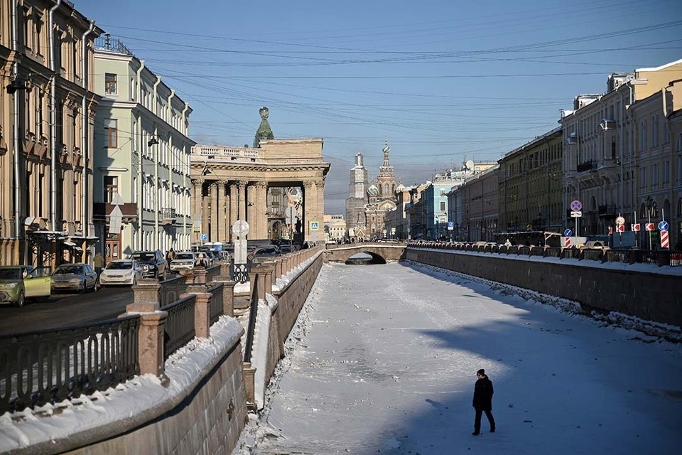    Лыжник не обращал внимания ни на прохожих, ни на подтаявший лед. Алексей БУЛАТОВ
