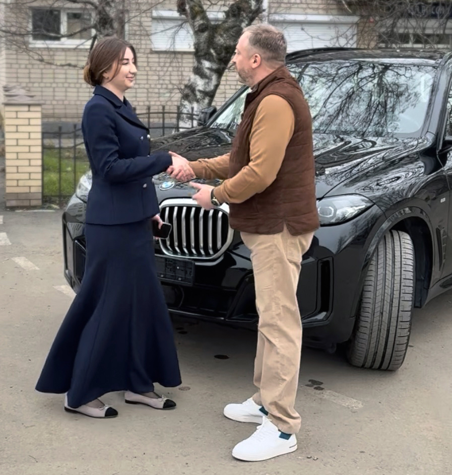 Диана Мазукабзова дарит машину военнослужащему с позывным Атом