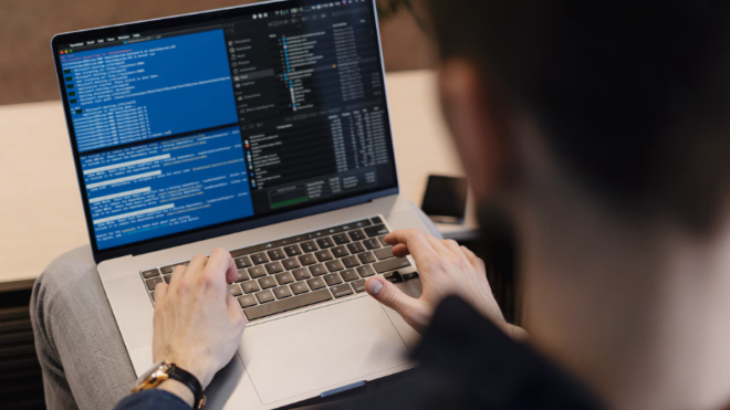 Фото: https://ru.freepik.com/free-photo/close-up-man-writing-code-laptop_7621115.htm#