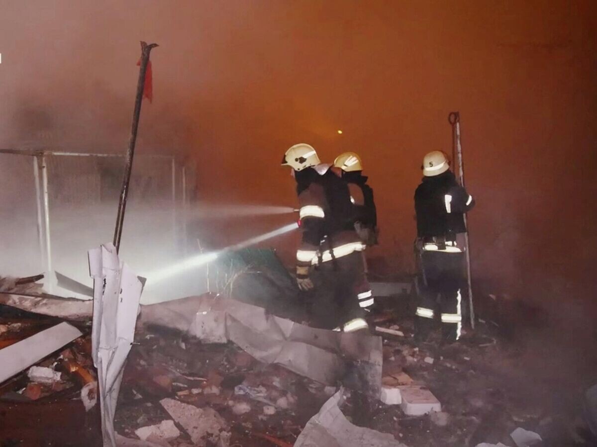    Украинские пожарные тушат пожар в Харьковской области | © REUTERS / STATE EMERGENCY SERVICE OF UKRAINE IN KHARKIV REGION