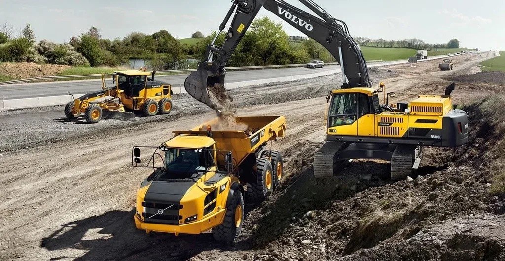 На одном участке работает сразу три вида спецтехники Volvo