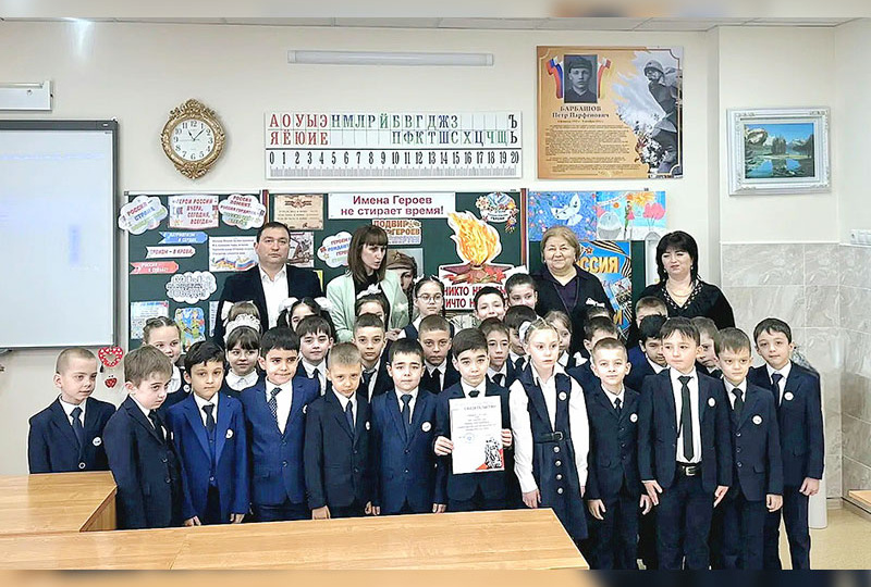 ИМЯ ГЕРОЯ НА КЛАССНОЙ ДВЕРИ.