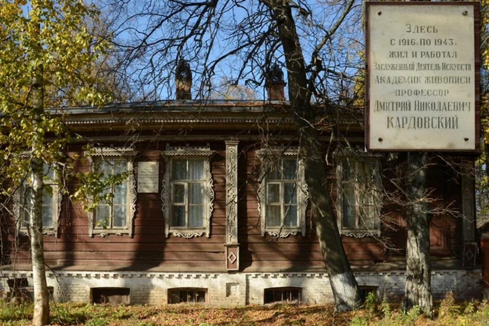    На первый взгляд, дом-памятник выглядит сносно. Но его фундамент деформирован, крыша прогнулась. / Переславский музей-заповедник