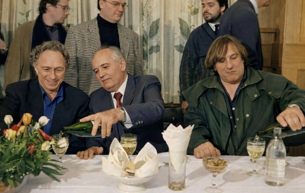 Михаил Горбачёв и два известных французских актёра (Пьер Ришир и Жерар Депардье). 