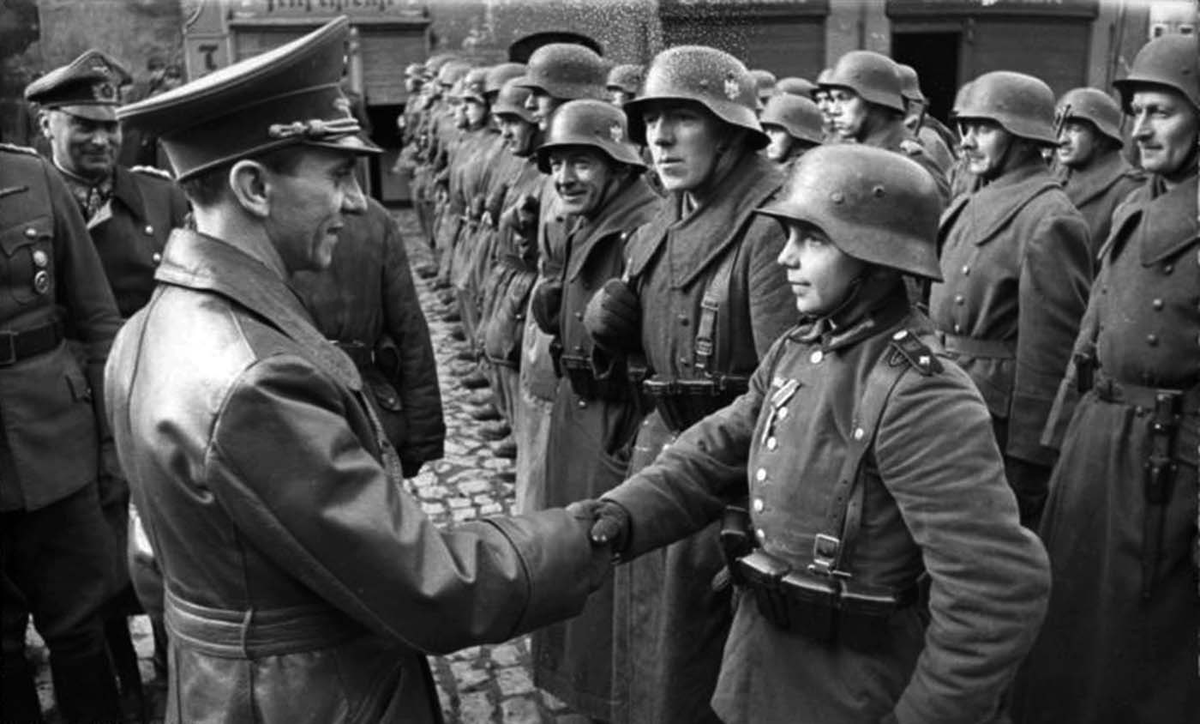 Доктор Геббельс, рейхсминистр народного просвещения и пропаганды, посещает Лаубан со съемочной группой "Вохеншау". На снимке видно, как он поздравляет 16-летнего Вилли Хюбнера. 