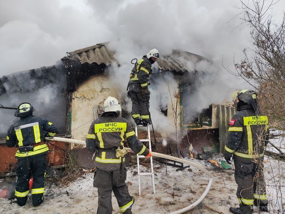    Пожарные МЧС отстояли от огня соседние строения. ФОТО: МЧС России