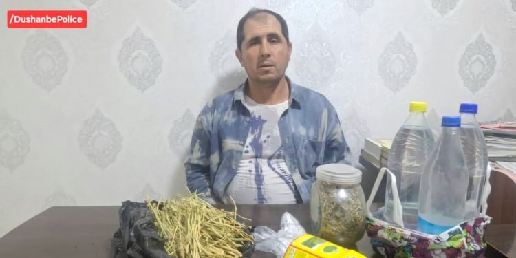 Задержанный за занятие гаданием и колдовством 52-летний житель столицы Эшонзода Умаров. Октябрь, 2025 года.
Фото: УМВД Душанбе