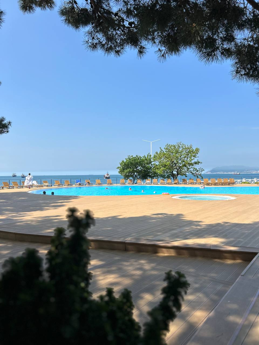 Подогреваемый бассейн в Черноморской Здравнице с видом на открытое Чёрное море