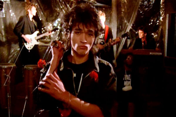 Виктор Цой в кадре из фильма Сергея Соловьева «Асса» (1987) / Мосфильм   📷