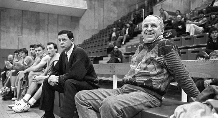 Bлaдимиp Пeтpoвич Koндpaшин любyeтcя cвoим poдным «Cпapтaкoм» нa чeмпиoнaтe CHГ пo бacкeтбoлy в 1992 гoдy.