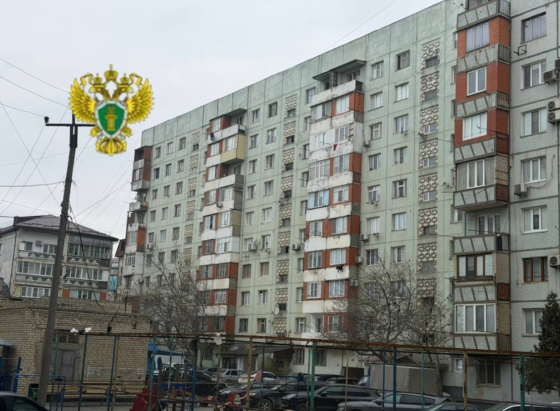    В Махачкале подросток, поскользнувшись, выпал из окна квартиры