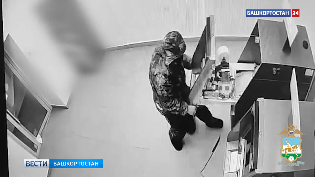    В Башкортостане мужчина пытался взломать банкомат и попал на видео