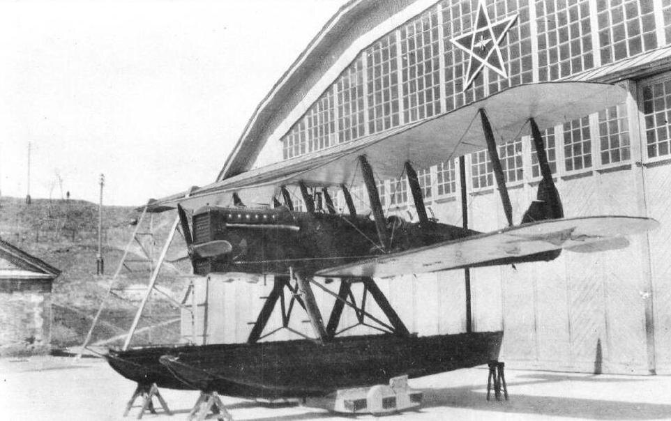 Серийный поплавковый морской разведчик МР-1 конструкции Н.Н. Поликарпова на заводе. Фото: Интернет, свободный  источник