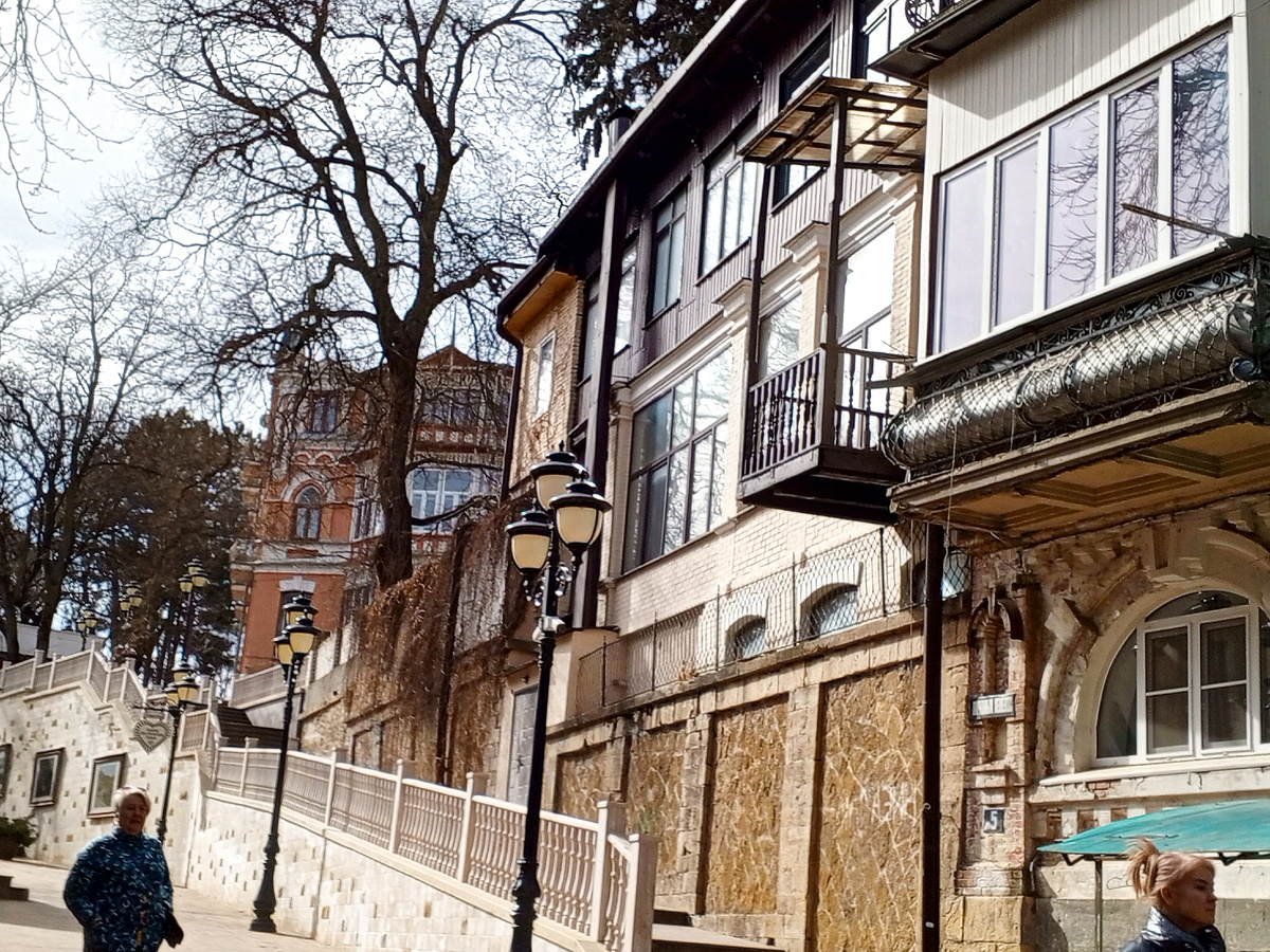 Дорожка к Свято-Никольскому Собору из парка