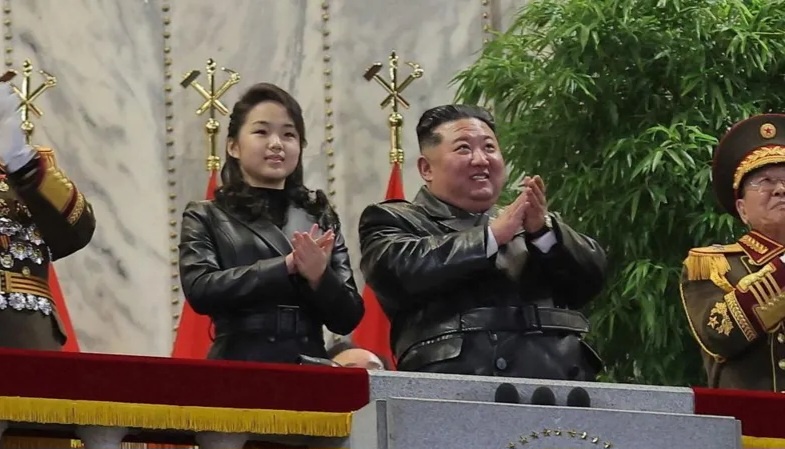 Дочь Кима, Джу Э, была сфотографирована рядом с ним на партийном съезде.