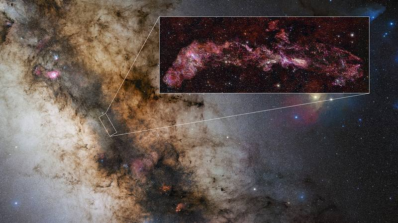 На этом снимке показано расположение Центральной молекулярной зоны (Central Molecular Zone, CMZ) — области в ядре нашей галактики, богатой плотными и сложными по структуре газовыми облаками. Источник: ALMA (ESO/NAOJ/NRAO) / S. Longmore et al. / ESO/D. Minniti et al. / ESO/S. Guisard
