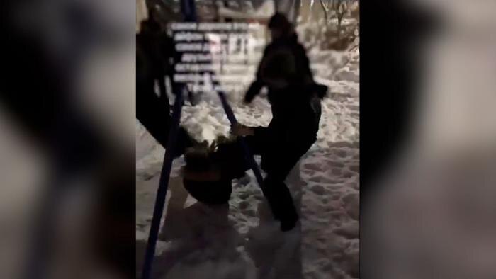 Подростки толпой избивают сверстника. Фото © VK / Говорят Мытищи