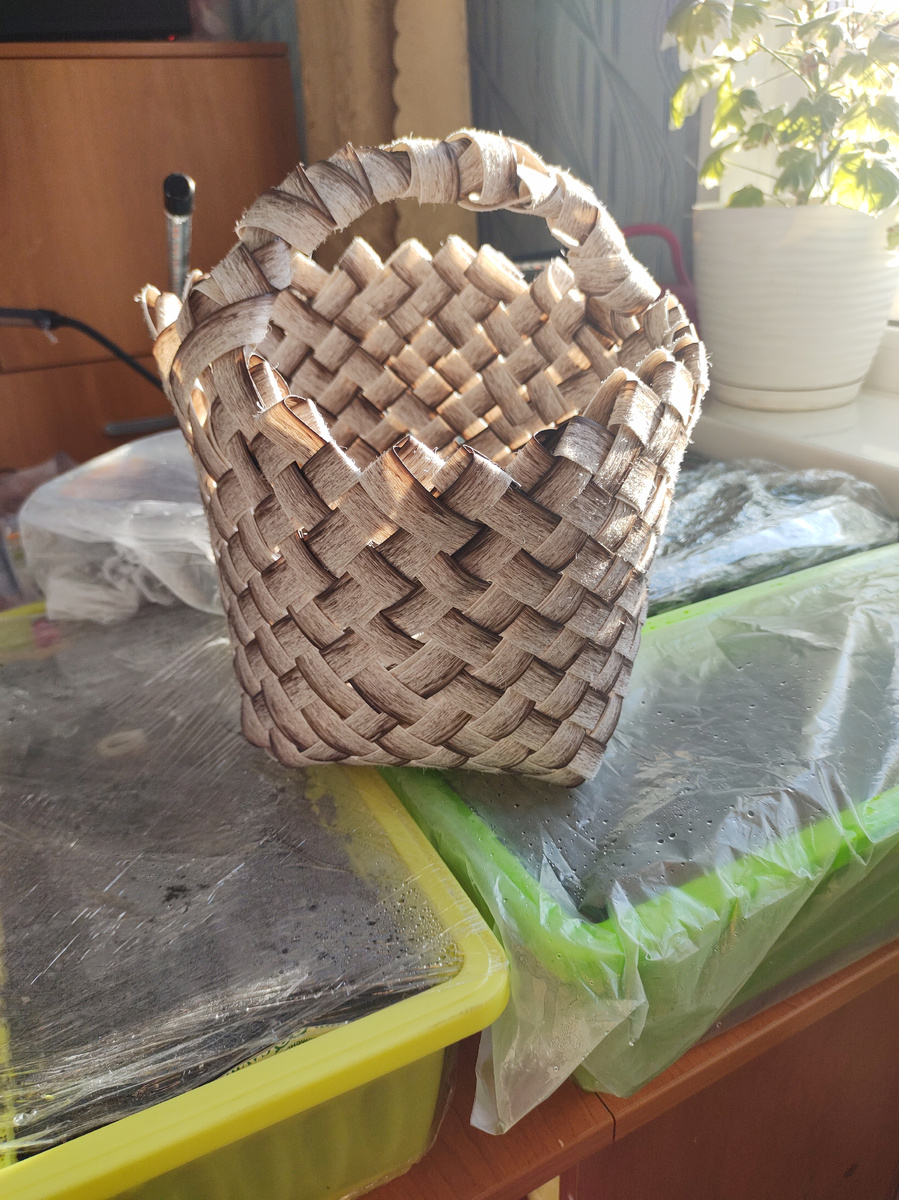 Вот такая корзинка получилась.