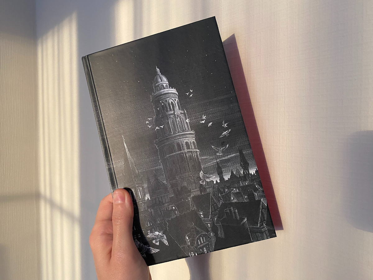 Поймала солнце, красиво заливающее спальню. Листайте вправо.