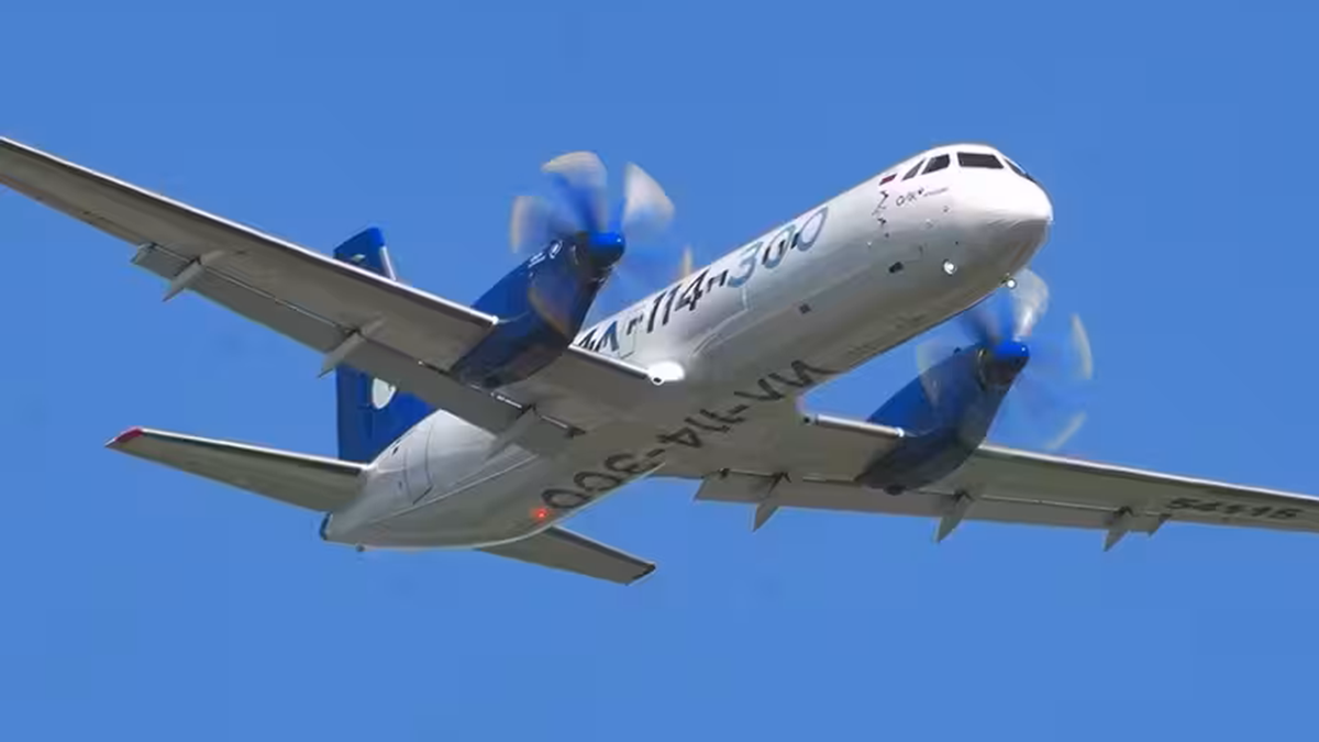 На фотогафии: новейший региональный пассажирский турбовинтовой самолет Ил-114-300, Разработан в АО «Авиационный комплекс им. С.В. Ильюшина». Источник фото: https://www1.ru/news/2026/02/25/mucitelno-i-dolgo-s-il-114-300-poiavilas-eshhe-odna-problema.html