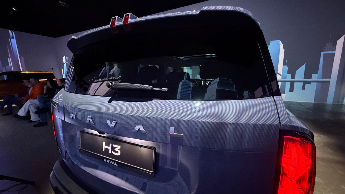 Багажную дверь можно открыть взмахом ноги под бампером, с кнопки на ключе или в салоне, кнопкой на ручке задней двери. 