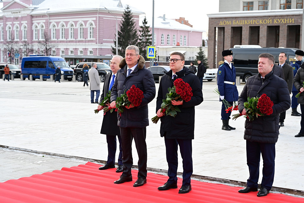     Кунаклар Миңнегали Шәйморатов һәйкәленә чәчәкләр салды
