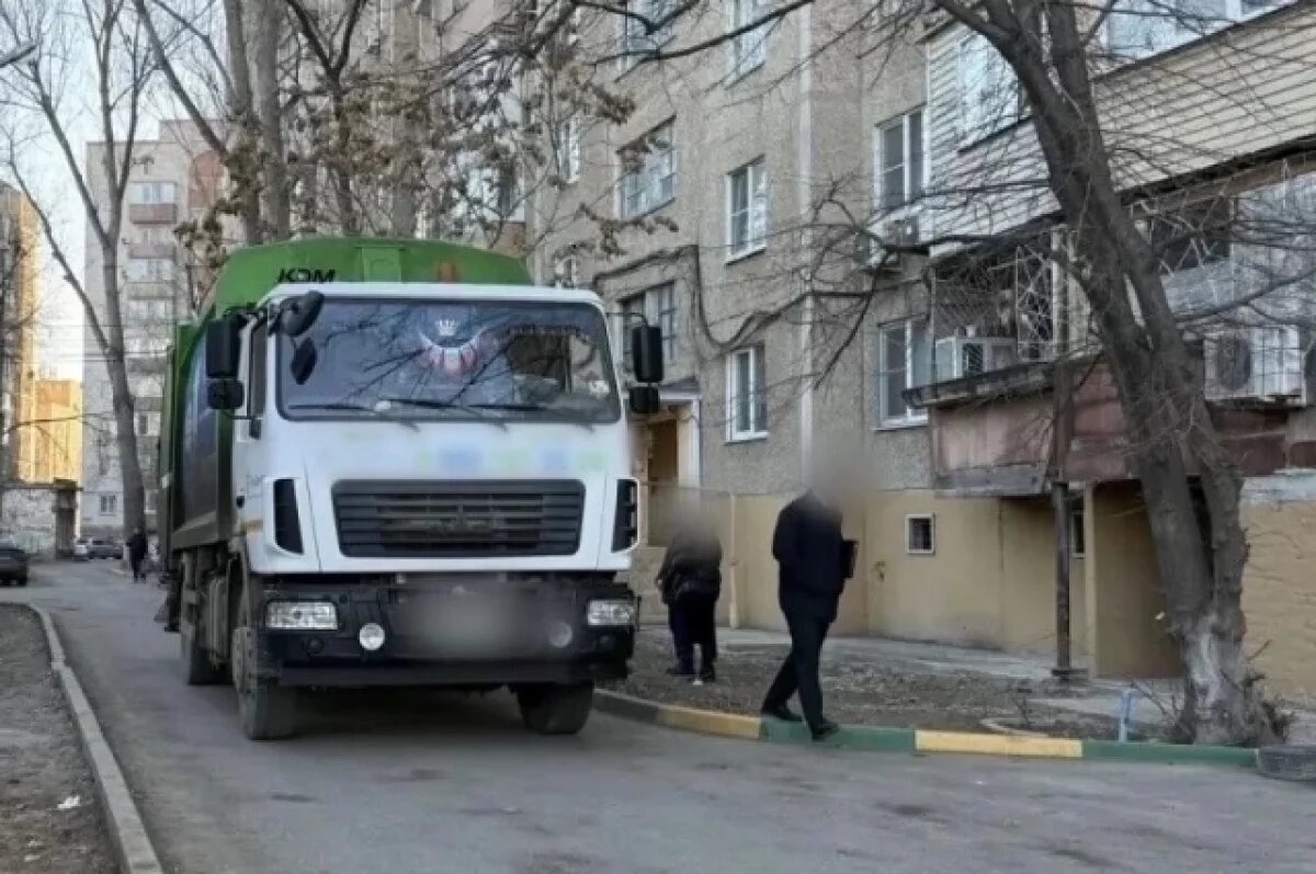    В Астрахани мусоровоз насмерть переехал женщину