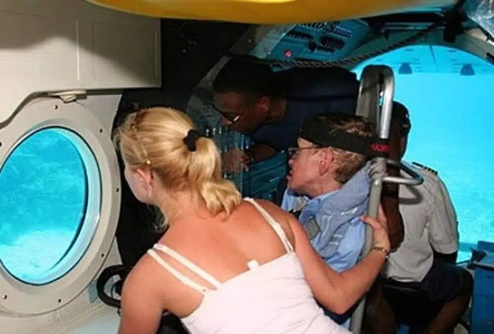 Slaynews / Стивену Хокингу устроили подводную экскурсию по морскому дну вокруг «острова педофилов» Эпштейна