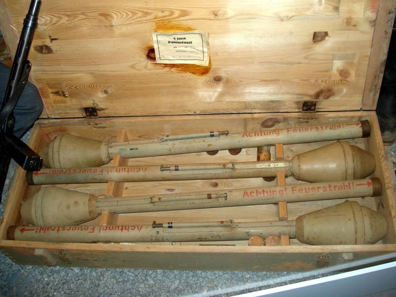 Ящик с гранатометами Panzerfaust. Фото Wikimedia Commons
