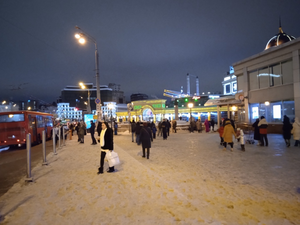 Остановка общественного транспорта «Станция метро «Площадь Г. Тукая». Фото автора, январь, 2023г.