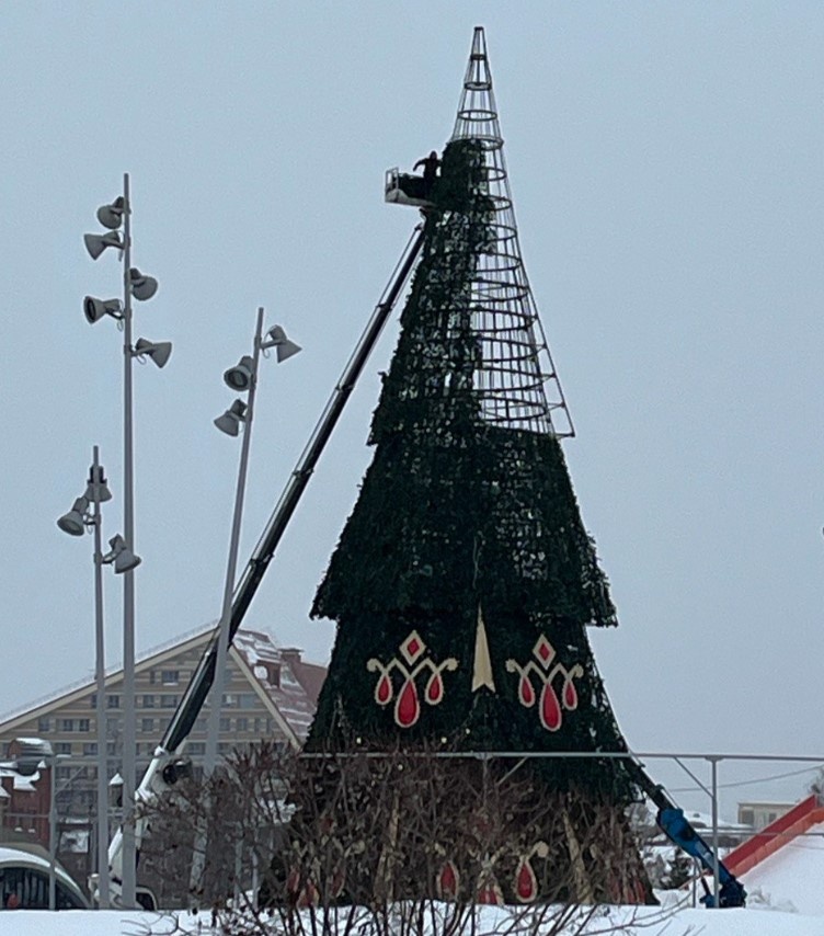    26 февраля начали разбирать ёлку © Олег Антонов