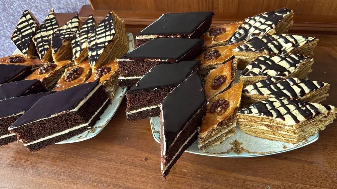 Такую вкуснотищу мама Анжелика готовит для дочек на праздник (и просто так по желанию). На фото — в чёрной глазури — пирожное «Эскимо», в центре — армянская пахлава, справа – кусочки торта под названием «Медовик».